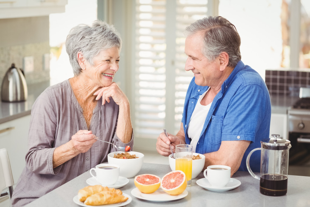 Seniors eating healthy food at the dining table